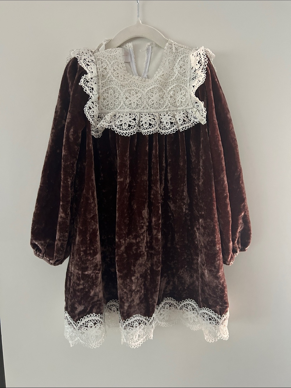 Petite Amalie Vintage-Inspired Brown Velvet Kids Dress with Ivory Lace Collar si